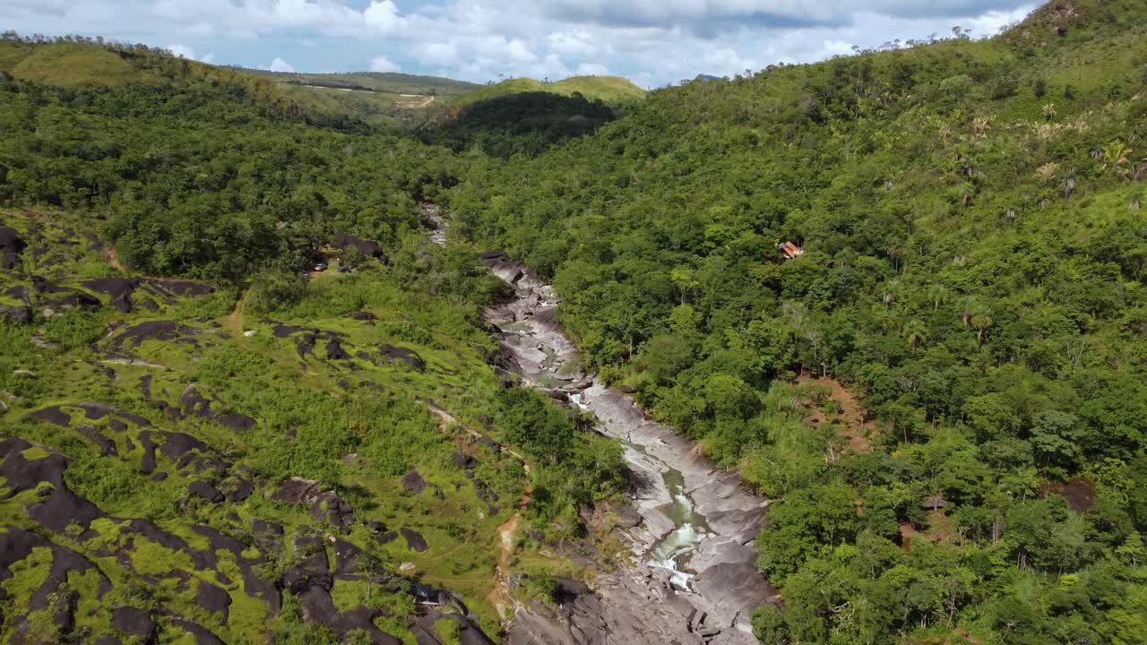 cascada del valle de la luna en medio de la selva - brasil