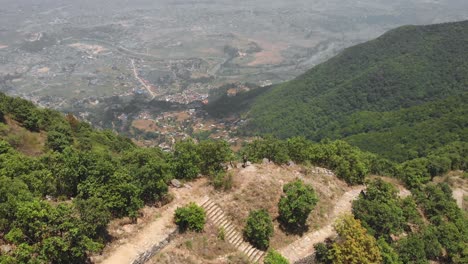 toma aérea reveladora de un dron de un joven que disfruta de la vista de katmandú desde una ruta de senderismo, nepal