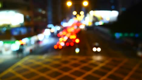 vida diaria video bokeh luz del tráfico en la noche congestión del tráfico en las grandes ciudades después de la hora de trabajo hay muchos coches en la ciudad así que apresúrate para ir al destino en el concepto de transporte