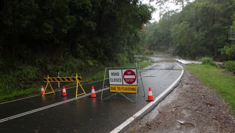 Mudgeeraba,-Gold-Coast,-2-De-Enero-De-2024:-Plano-Amplio-De-La-Inundación-A-Través-Del-Puente-Del-Arroyo-Mudgeeraba-Que-Provoca-El-Cierre-De-La-Carretera