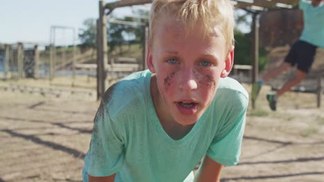 Niño-Caucásico-En-El-Campo-De-Entrenamiento