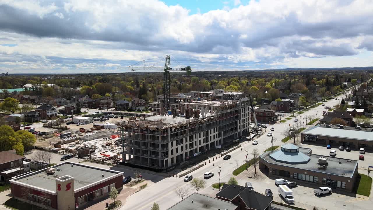 조지아 만을 내려다보는 콜링우드의 건설 현장 위를 돌고 있는 드론