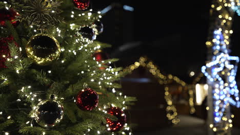 primer plano de un árbol de navidad iluminado decorado con bolas brillantes por la noche en el mercado de navidad en la plaza gwanghwamun, seúl, corea del sur