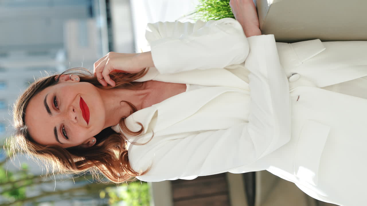 색 슈트를 입은 여자