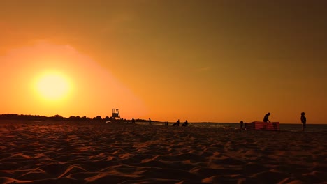 Rettungsschwimmerturm,-Der-Vom-Sonnenuntergang-Abhebt