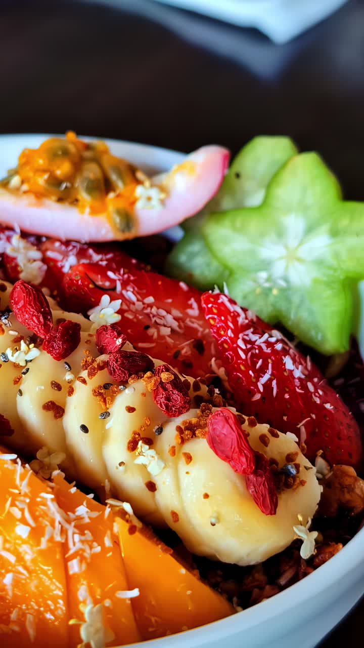 Mangkuk acai tropis yang cerah dan sehat dengan pisang, stroberi, belimbing, mangga