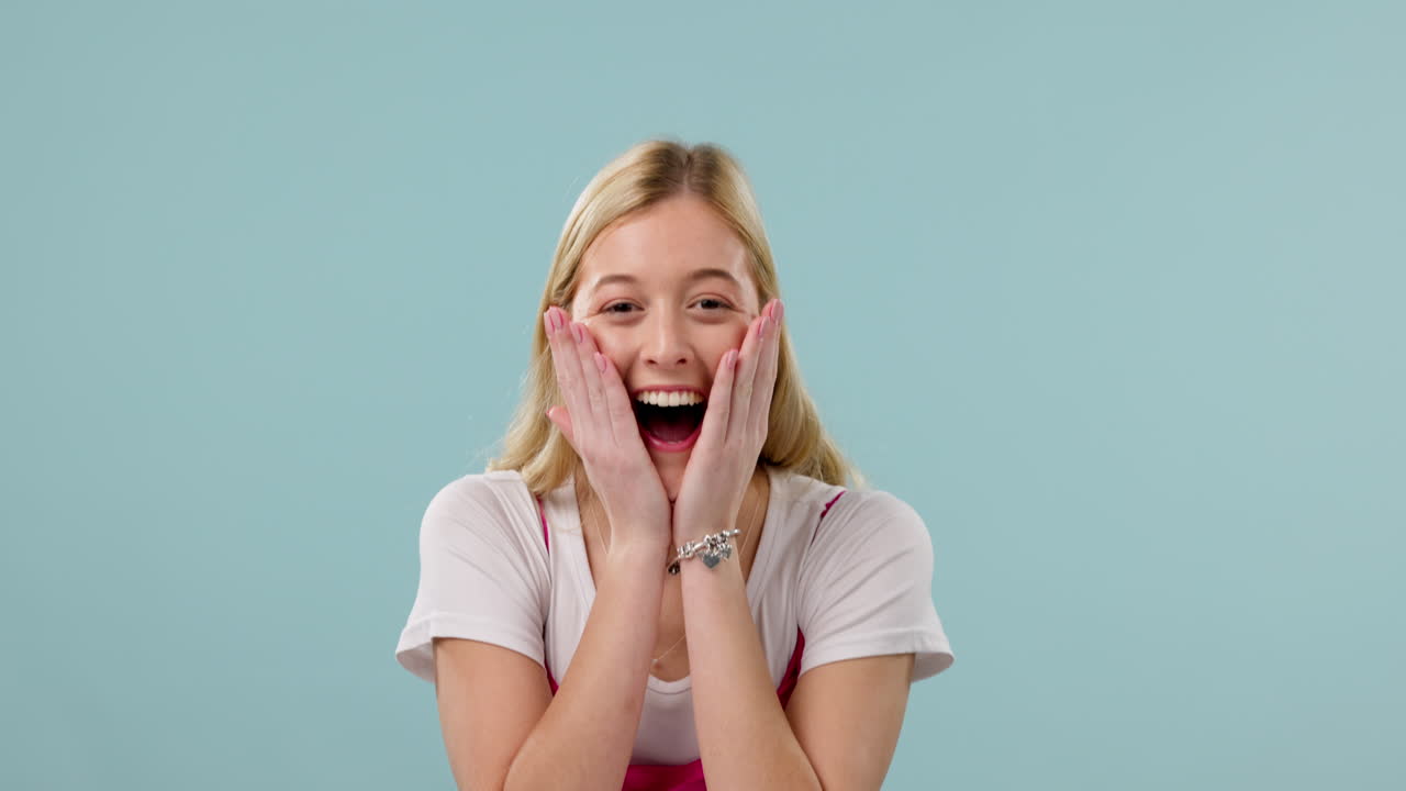 Sorpresa, wow e viso di donna su sfondo blu