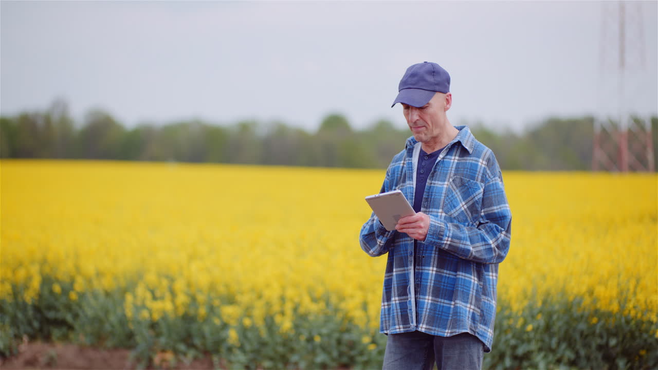 Amore per l'agricoltura, agricoltore moderno che usa un tablet digitale in fattoria
