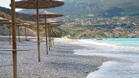 tranquilo paisaje insular en la playa de agia kyriaki, kefalonia, grecia - plano general