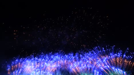 largo tiempo bucle sin interrupciones de espectáculo de fuegos artificiales de color real por la noche durante el día festivo nacional, fiesta de año nuevo 2022