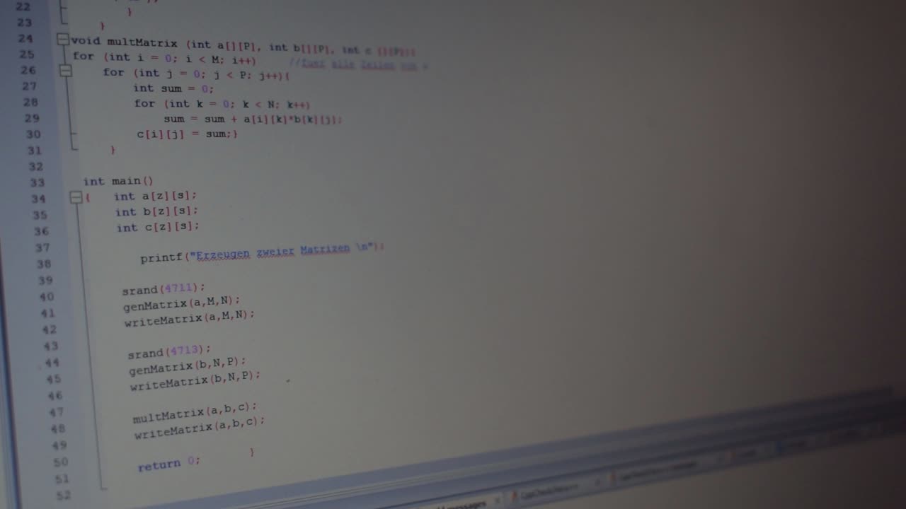 codificando un pequeño programa en un cuaderno en la oficina