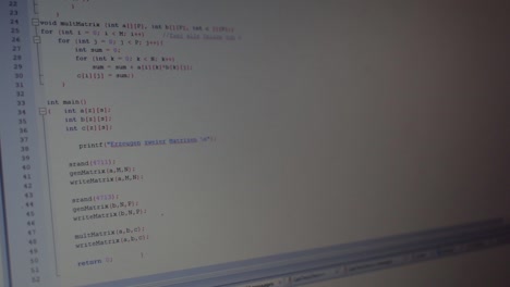 codificando un pequeño programa en un cuaderno en la oficina