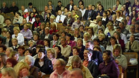 people sitting and applauding in the audience 4k