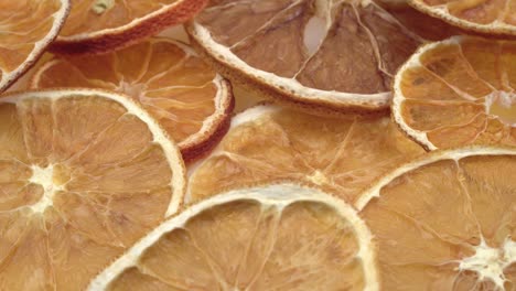 descomposición, la rodaja de naranja se está pudriendo, moho y bacterias, la fruta se vuelve rápidamente pequeña y arrugada,