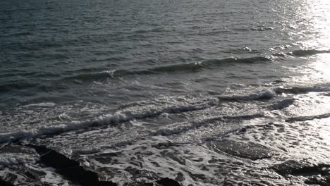 Pequeñas-Olas-Rodando-En-Tierra-Con-El-Majestuoso-Volcán-Rangitoto-En-El-Fondo