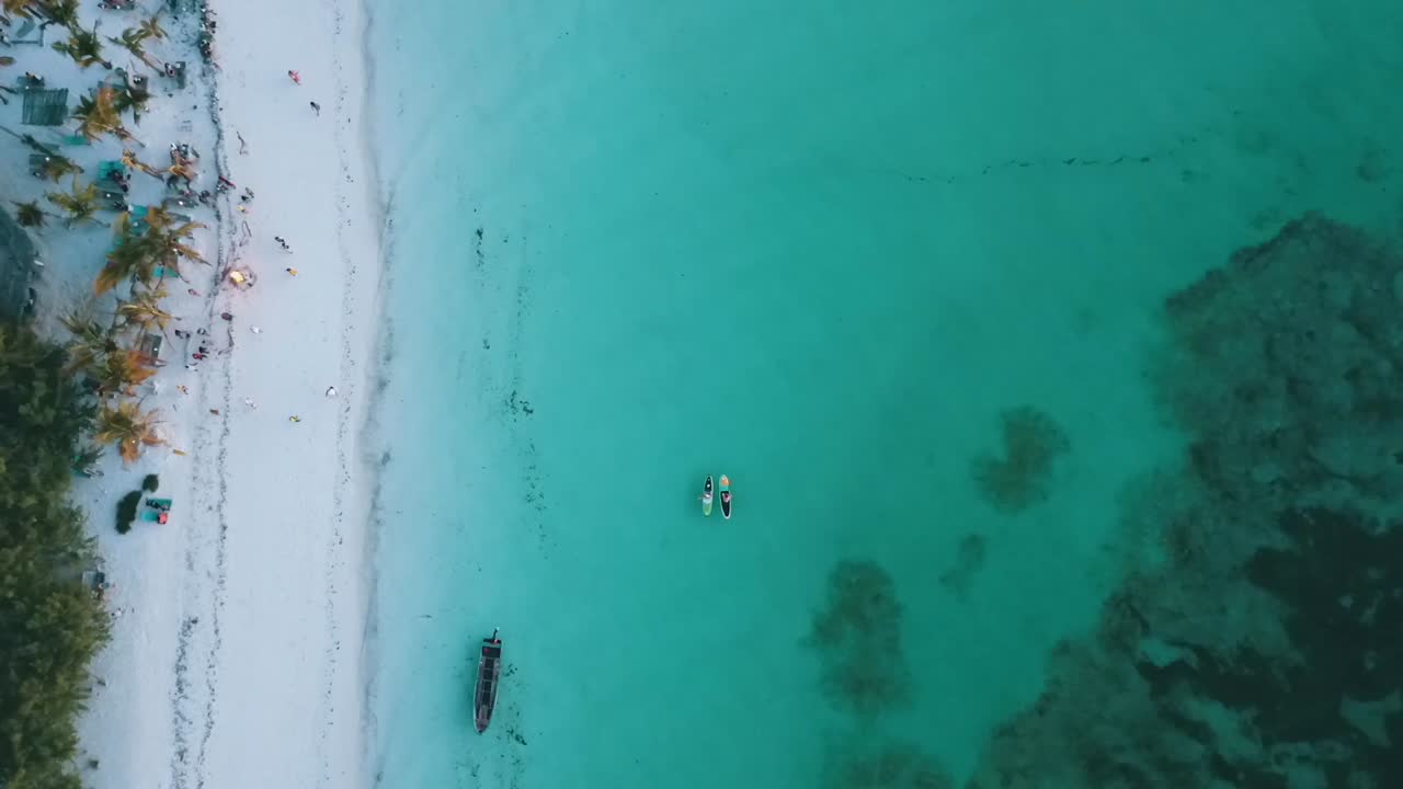 maravillosa vista de pájaro vista superior trípode estable disparo de dron de personas anónimas aleatorias en un bar de playa disparo de dron en zanzíbar en áfrica en invierno de 2019
