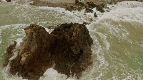 órbita inclinada hacia abajo de impresionante roca costera con olas turquesas del océano en surigao del norte, filipinas