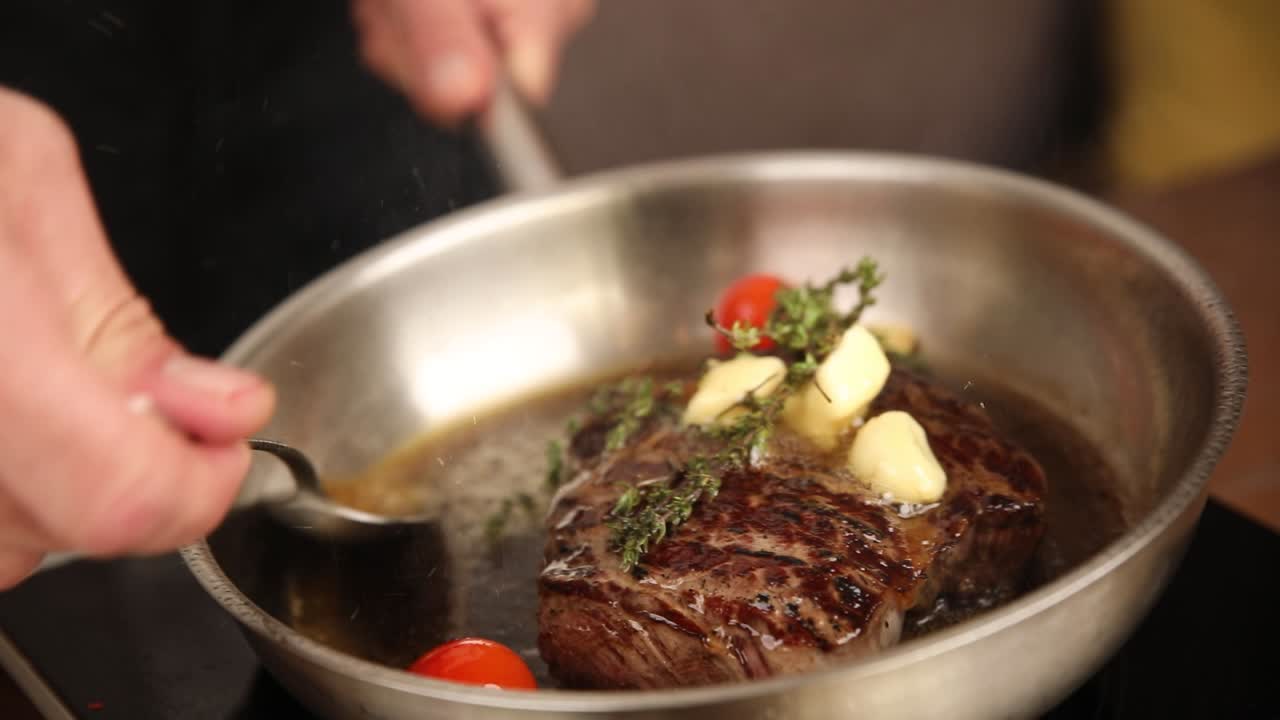 chef cocinando bistec en una sartén