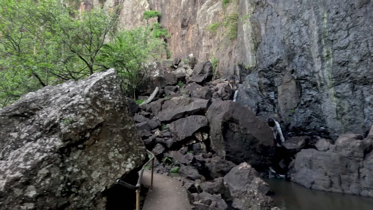 vista panorámica de la cascada y el terreno rocoso