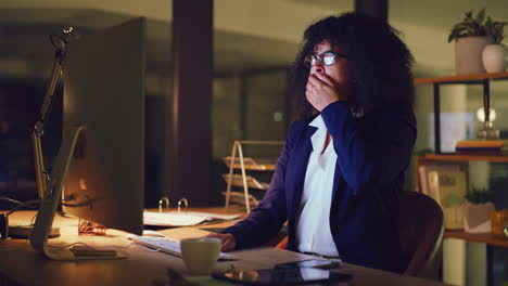 Mujer-De-Negocios-Cansada-Bostezando-Mientras-Trabaja-Hasta-Tarde