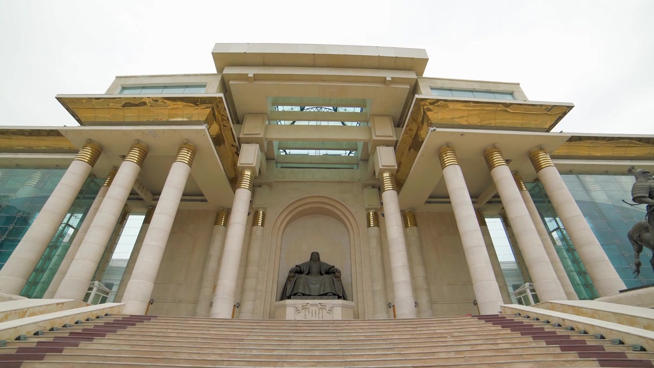 Estátua de Genghis Khan no Palácio do Governo em Ulaanbaatar