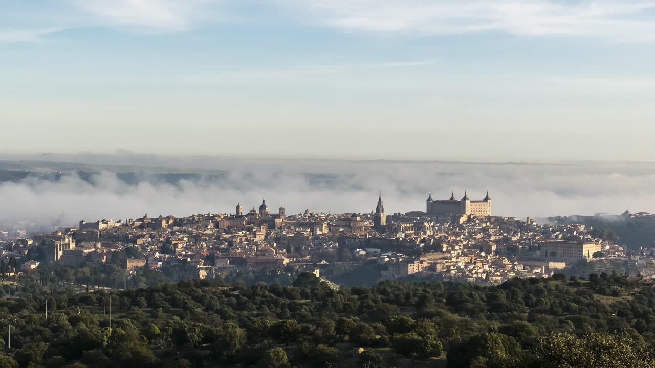 언덕 위에 오래된 건물이 있는 도시