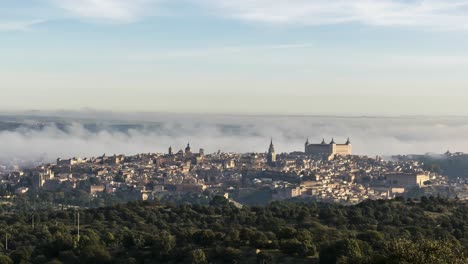ciudad con edificios antiguos en la colina