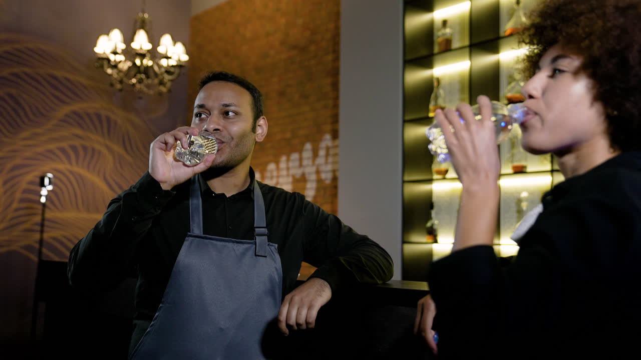 술집 에서 일 을 쉬고 있는 술집 직원 들