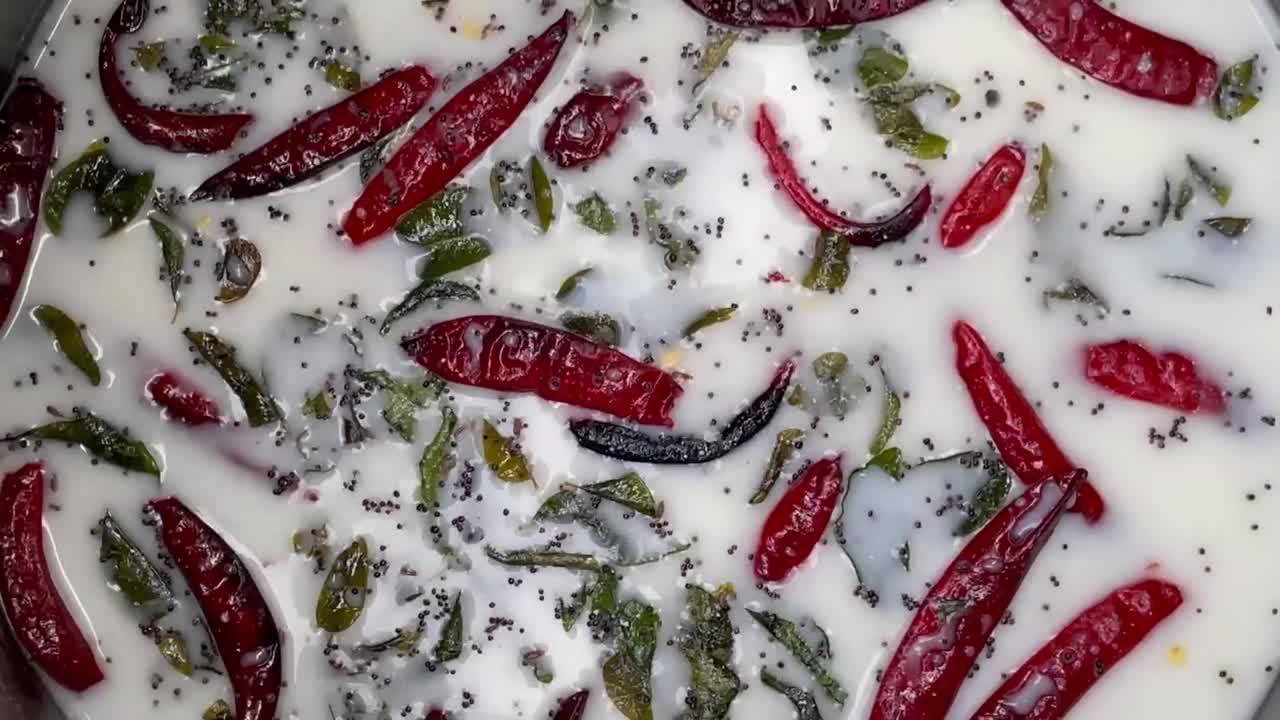 masala chaas - pimienta roja y verde en leche de mantequilla