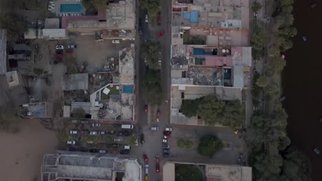 Toma-Aérea-4k-Sobre-Las-Calles-De-Huacachina,-Perú