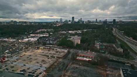 Vista-Aérea-Del-Enorme-Espacio-De-Estacionamiento-En-El-Centro-De-Atlanta,-Región-De-Buckhead,-Georgia,-Estados-Unidos