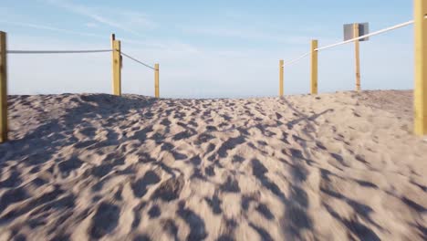 Drohne-Fliegt-über-Eine-Sanddüne-Am-Strand,-Um-Die-Wellen-Sichtbar-Zu-Machen