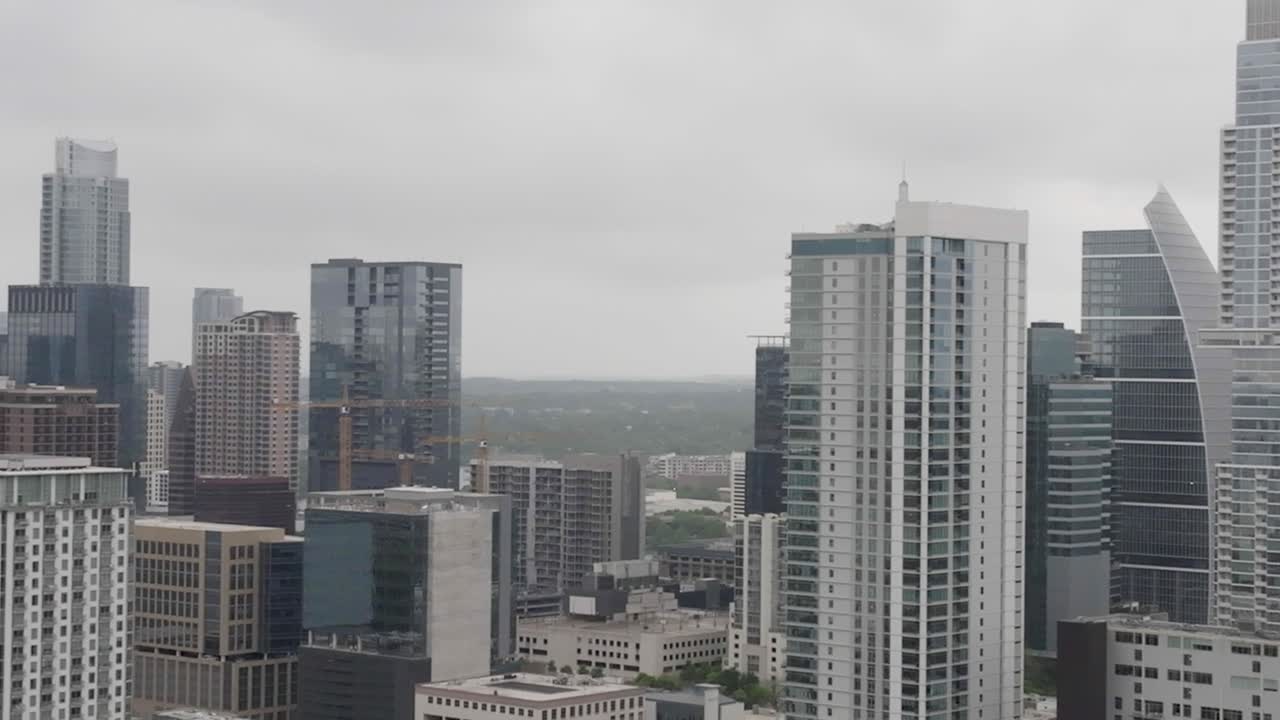 vista de cerca de los edificios en el centro de austin, texas con paralaje de drones de izquierda a derecha
