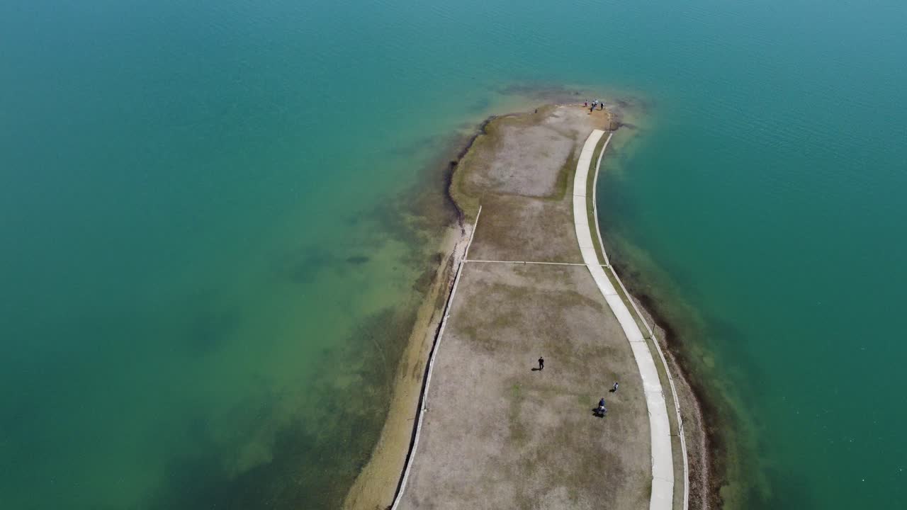 그리스 의 플라스티라 호수 의 고해상도 드론 사진 | 4k