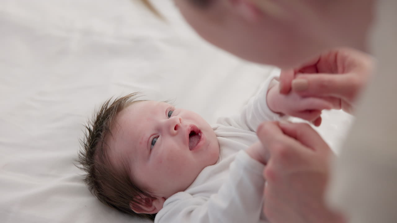 아기, 어머니와 유치원에서 침대에서 놀고