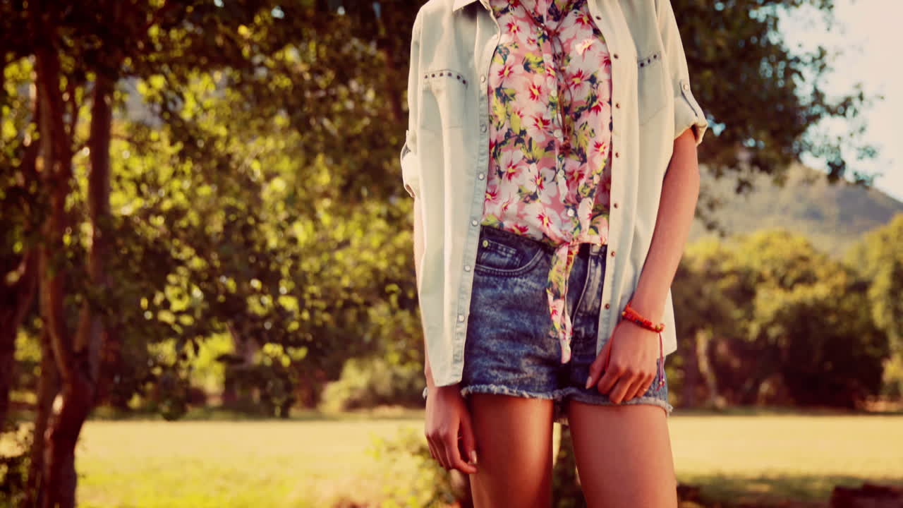 en formato 4k de alta calidad bonita hipster sonriendo en el parque