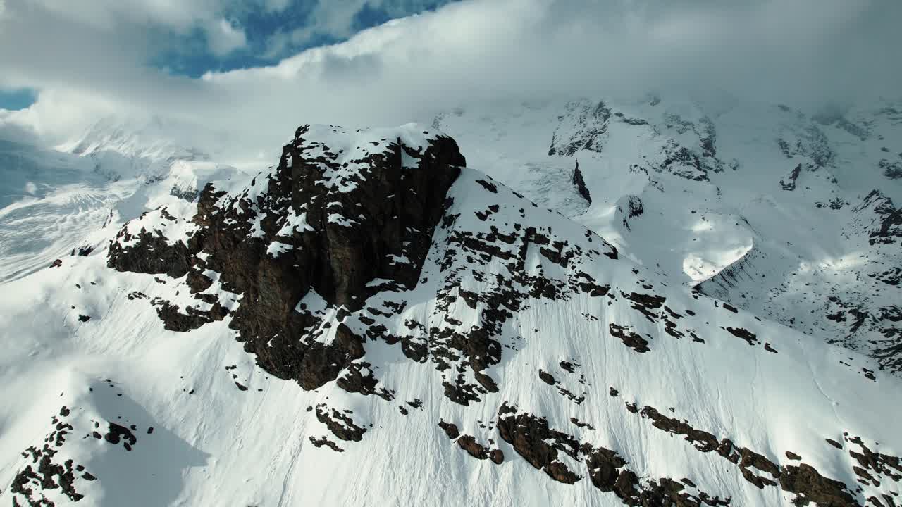스위스 제르마트 (zermatt) 에서 빙하와 함께 눈으로 인 산꼭대기의 4k 드론 공중