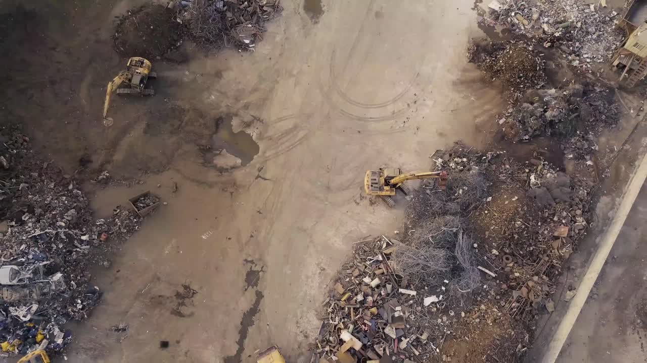 вертикальное раскрытие ломозаготовительного пункта с помощью экскаваторов и самосвалов