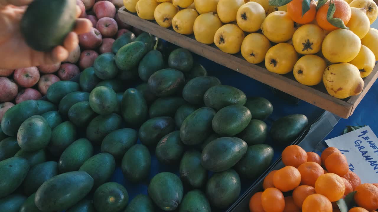 eligiendo aguacate en el supermercado