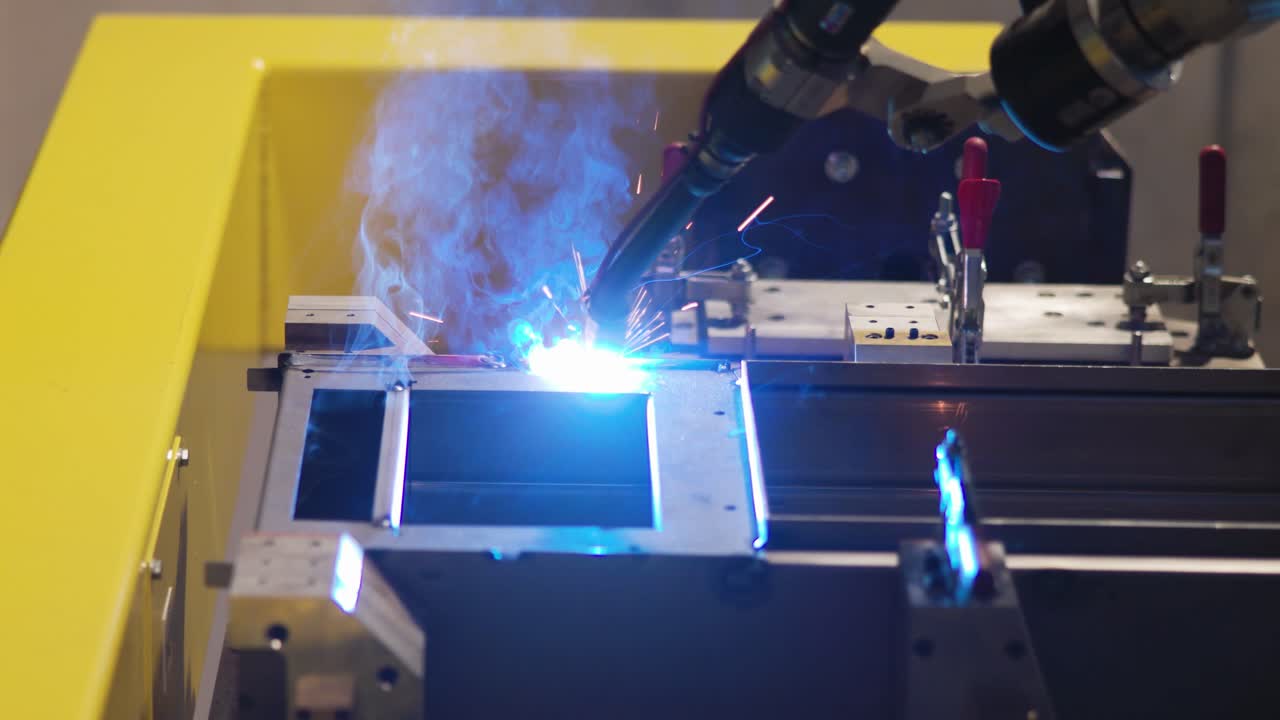 captura de pantalla de una máquina de soldadura automatizada, soldando una pieza compleja de acero