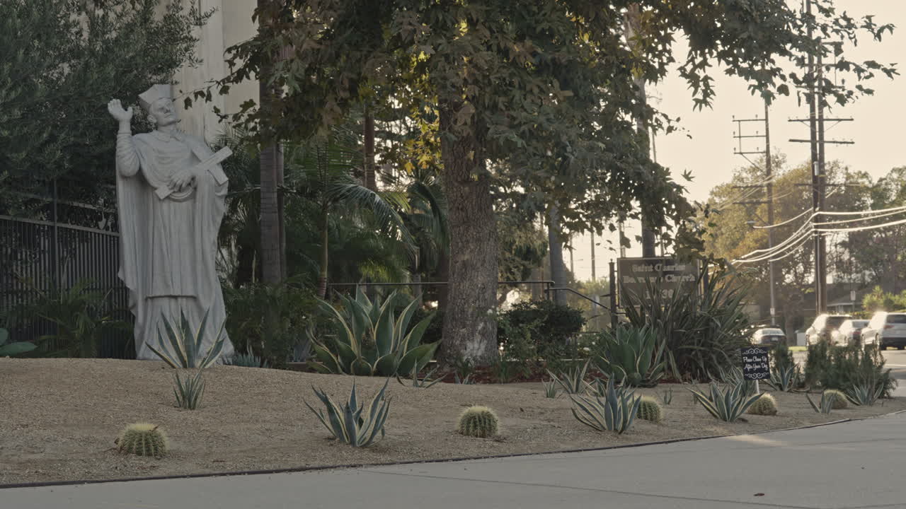 una toma estática de una carretera tranquila junto con una línea de extensión eléctrica por la mañana