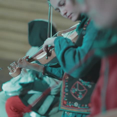 los músicos medievales tocan música.