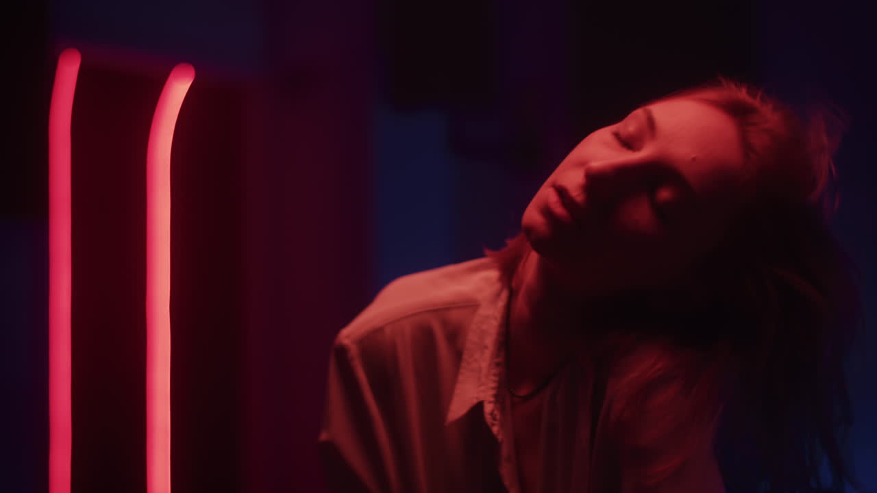 Donna con la luce rossa al neon