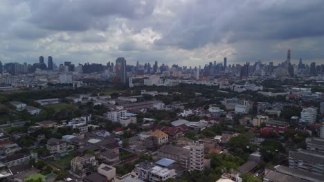 Gebäude-Des-Vorortes-Im-Hintergrund-Bewölkter-Himmel-Linie-Der-Stadt