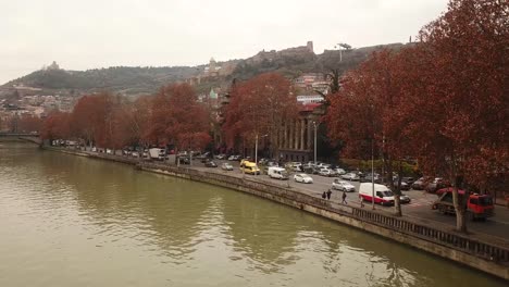 Caminar-A-Lo-Largo-Del-Río-Durante-El-Otoño,-Observar-árboles-Coloridos,-Recolectar-Hojas-Coloridas,-Beber-Bebidas-Locales-Calientes,-Actividades-Interiores-Con-La-Mejor-Vista-De-La-Ciudad