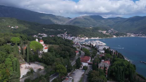 Vista-Aérea-Del-Monasterio-De-Savina-Y-Meljine-En-La-Bahía-De-Kotor,-Montenegro,-Disparo-De-Drone