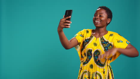 Charming-natural-woman-posing-with-confidence-for-a-selfie