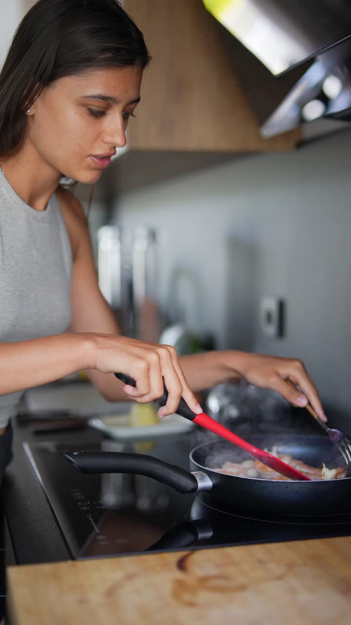 mujer cocinando camarones