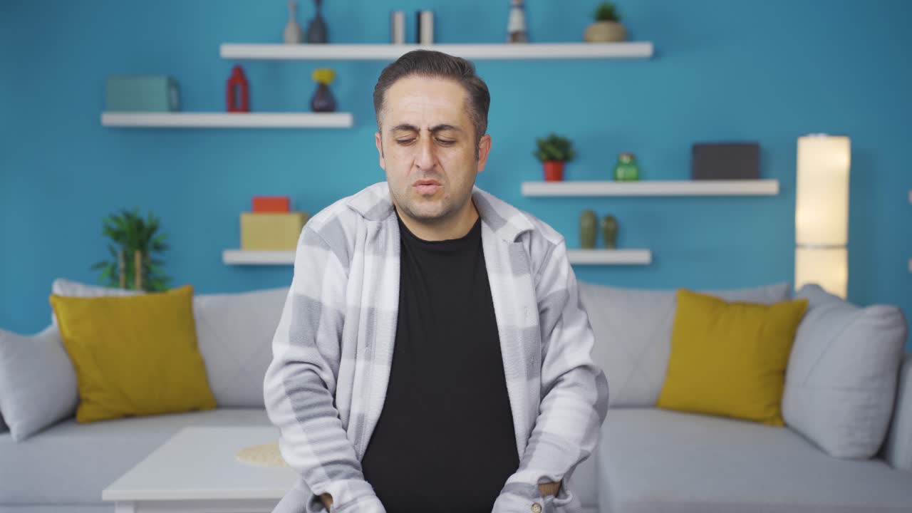 Uomo con dolore alla spalla