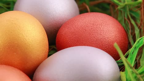 huevos de pascua coloridos en un nido